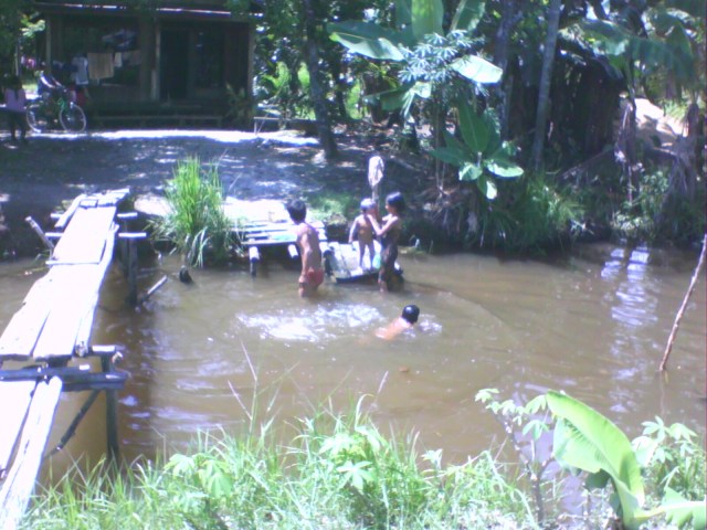 Mandi bersama di Handil Rambai Tiga