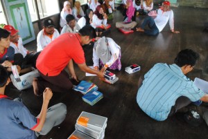 pendistribusian alat pengukur tekanan darah kepada relawan kelurahan pulau kupang