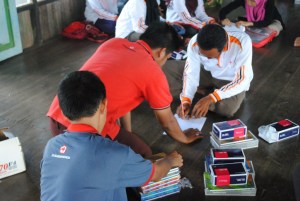 pendistribusian alat pengukur tekanan darah kepada relawan kelurahan pulau kupang