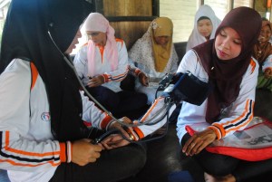 relawan kelurahan pulau kupang belajar menggunakan alat pengukur tekanan darah