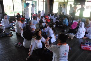 para relawan kelurahan pulau kupang belajar menggunakan alat pengukur tekanan darah