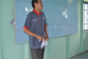 Fasilitator menjelaskan bagaimana cara mengisi pelaporan yang benar.