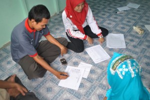 Fasilitator dan relawan Desa sedang melakukan pelaporan