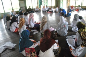 relawan kelurahan memperhatikan materi tentang malaria dari fasilitator