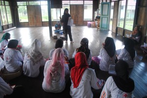 fasilitator sedang menjelaskan tentang hipertensi