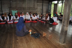 relawan kelurahan pulau kupang sedang menyimak penjelasan dari fasilitator