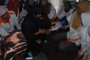 fasilitator karolika mencoba alat pengukur tekanan darah