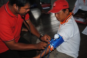 fasilitator sugian mencoba menggunakan alat pengukur tekanan darah