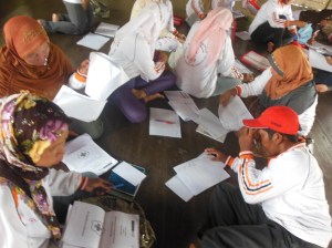 relawan kelurahan membuat laporan bulanan tingkat desa