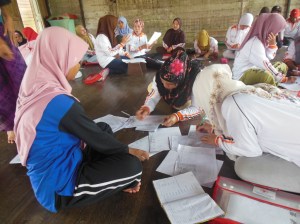 fasilitator memberikan dampingan kepada relawan kelurahan kalau ada yang ingin bertanya lagi cara membuat pelaporan