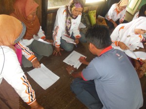 fasilitator memberikan dampingan kepada relawan kelurahan siapa yang belum terlalu mengerti cara membuat pelaporan