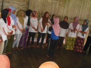 melakukan permainan bersama relawan kelurahan