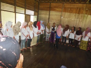 fasilitator dan relawan kelurahan melakukan permainan