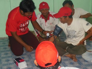 Fasilitator Sugian mencoba menggunakan alat pengukur tekanan darah dan mempraktekkannya pada RD