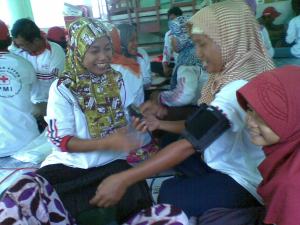 Relawan Desa belajar menggunakan alat pengukur tekanan darah