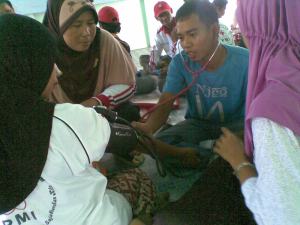 Ibu relawati mempraktekkan langsung kepada RD cara menggunakan alat tekanan darah yang benar.