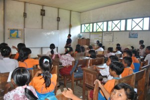 para murid memperhatikan materi yang diberikan