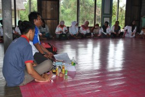 memberikan materi kepada relawan kelurahan