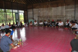 relawan kelurahan pulau kupang sedang mendengarkan fasilitator yang memberikan materi