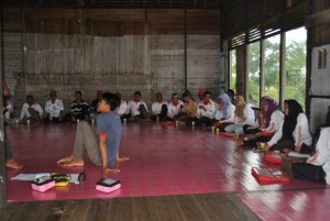 fasilitator sedang mempraktekkan