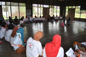 relawan kelurahan sedang mendengarkan penjelasan dari ibu berlian