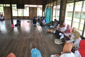 Ibu Berlian sedang menjelaskan tentang diare