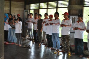 mempraktekkan cuci tangan yang baik dan benar oleh relawan kelurahan pulau kupang