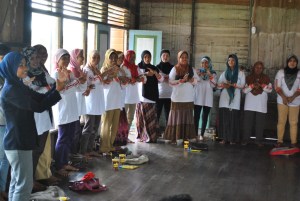 relawan kelurahan mempraktekkan tentang cuci tangan