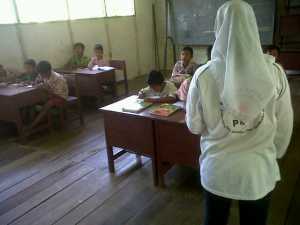 para murid mencatat apa yang telah dituliskan oleh para relawan cabang