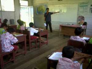 relawan cabang menjelaskan tentang gizi seimbang