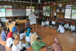 Saat fasilitator menjelaskan tentang Pertolongan Pertama pada Relawan Desa