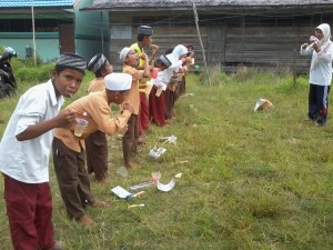 Murid MI MIFTAHUDDIN melakukan simulasi Sikat Gigi di Halaman Sekolah Sehat