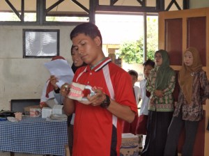 salah satu relawan kelurahan Pulau Kupang bersedia membantu memberikan  materi Sikat Gigi kepada para murid