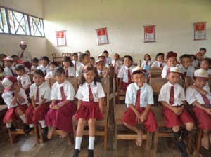 murid SDN 1 saat menyimak materi yang diberikan     murid SDN 1 saat menyimak materi yang diberikan