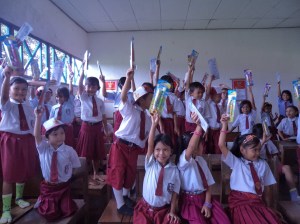 kesenangan para murid SDN 5 saat memperlihatkan sikat gigi mereka