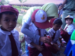 Relawan Cabang saat mempraktekan sikat gigi yang baik dan benar