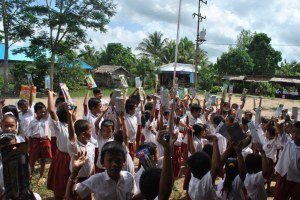 kesenangan para murid SDN 5 saat memperlihatkan sikat gigi mereka