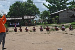 para murid SDN 5 saat simulasi sikat gigi