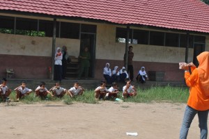 Relawan Cabang saat mempraktekan Sikat gigi yang baik dan benar