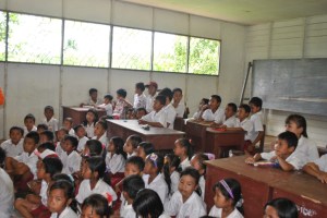 murid SDN 5 saat memperhatikan materi yang diberikan