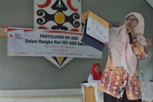 dr. Tri setyautami MPHM sedang menjelaskan tentang HIV AIDS