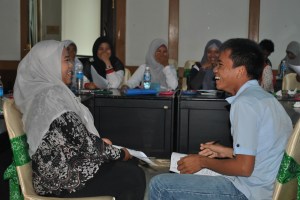 sesi praktek wawancara pada saat pelatihan endline survey