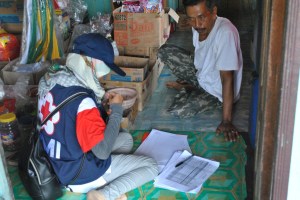 enumerator mewawancarai responden di Handiwung