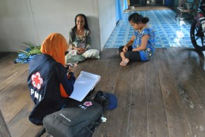 enumerator saat mewawancarai respondent di Pulau Kupang