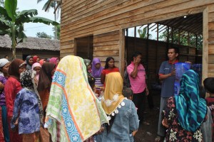 Relawan Cabang menjelaskan cara pemasangan keramik filter kpda masyarakat