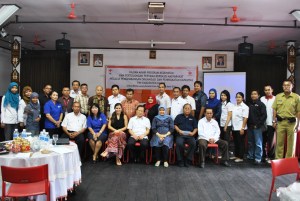 Foto bersama SRC, PMI Pusat, PMI Provinsi Kal-Teng, PMI Kota Palangkaraya,  PMI Kab. Bar-Sel, PMI Kab. Kapuas