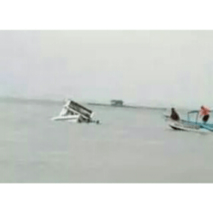 Ferry tenggelam ditengah sungai kapuas