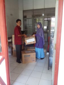 Serah terima Masker oleh Staff PMI Provinsi Kalteng Kepada PMI Kab. Kapuas 