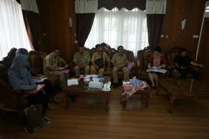 Ibu Ary Egahni Ben Bahat pada saat memimpin rapat