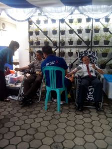 Proses Pengambilan Darah oleh Petugas dari UTDRS